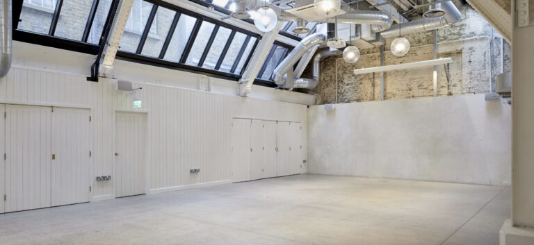 Versatile 100m² Studio with Ample Space and Modern Amenities image 3